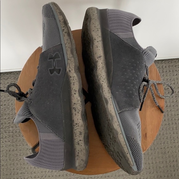 Under armor running shoes - Picture 5 of 6